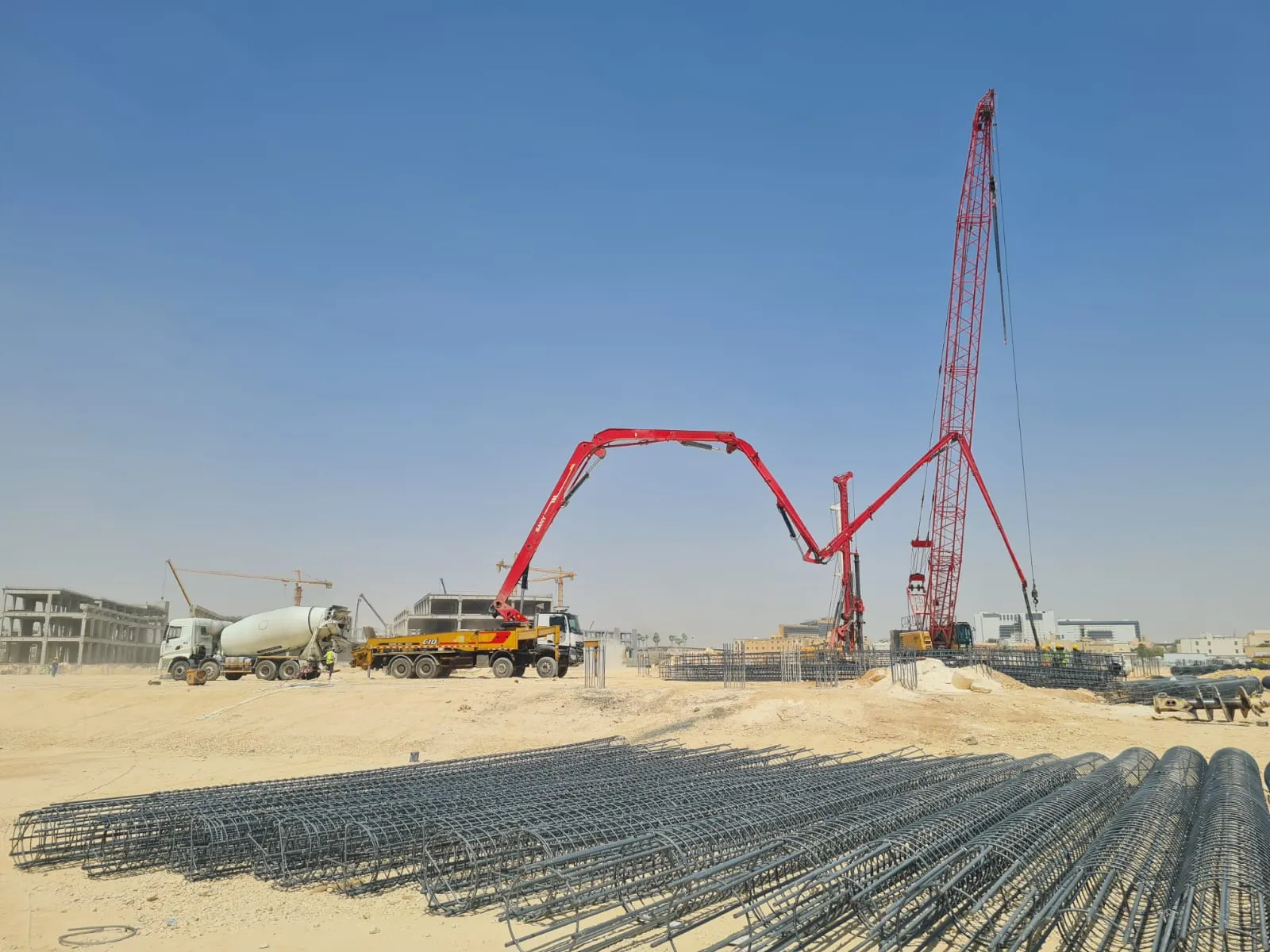 فريق عمل شركة خبراء الأساسات العميقة أثناء مراجعة المخططات